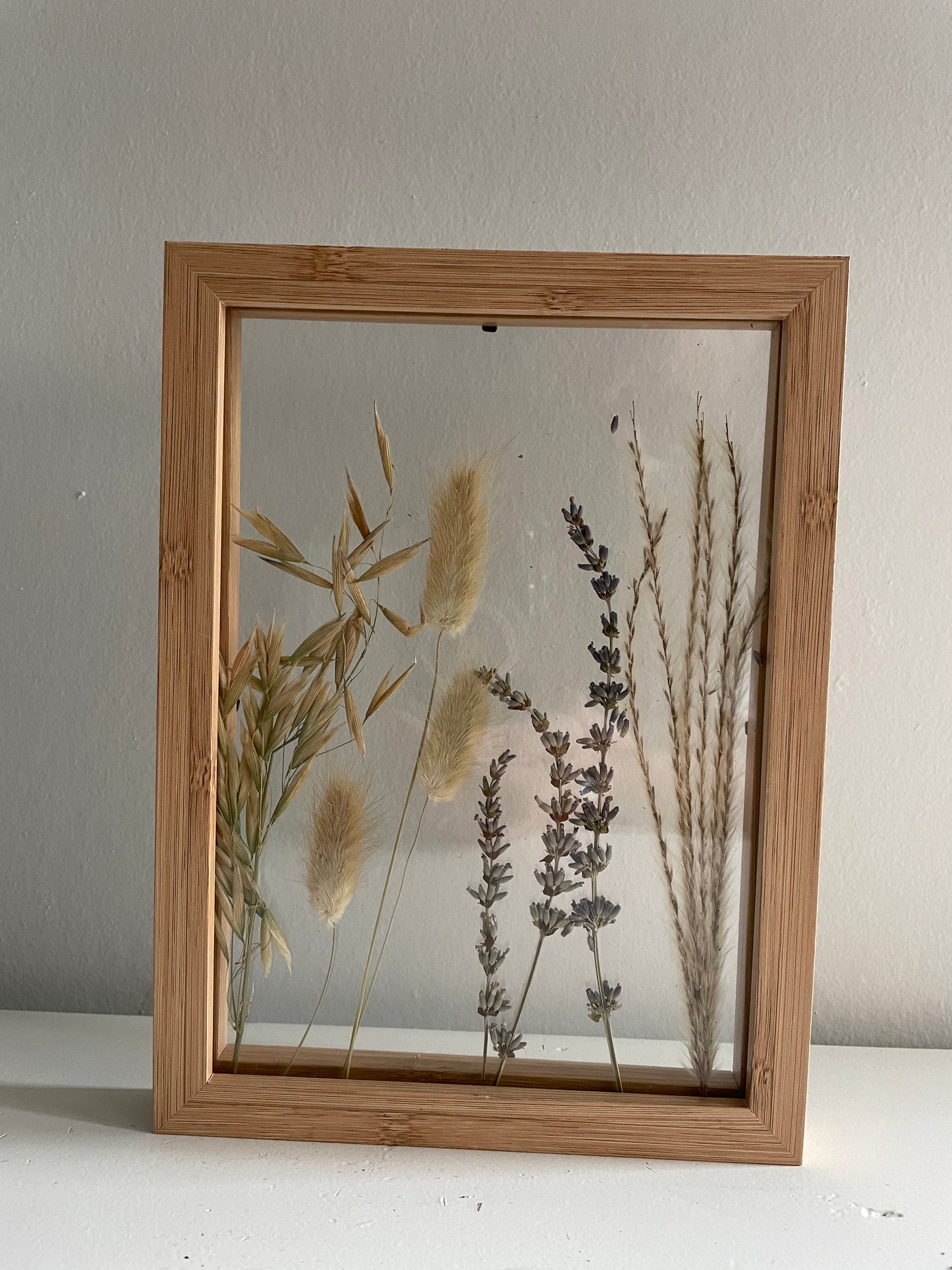Lijstje met droogbloemen tussen het glas. (25 X 18 cm)