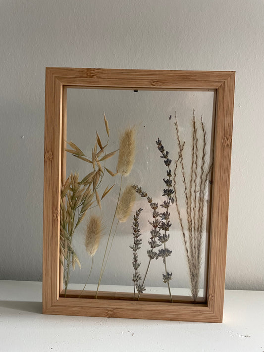 Lijstje met droogbloemen tussen het glas. (25 X 18 cm)